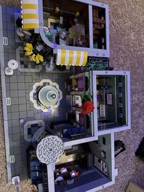 LEGO (10255) Expert Assembly Square Modular W/ Minifigures No Instructions