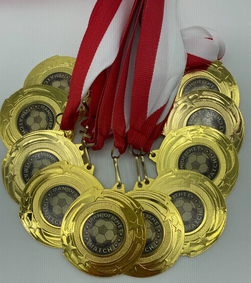 SPA TROPHIES 10 x Man of the Match Medaillen mit rot-weißen Bändern, goldene Fußballmedaille