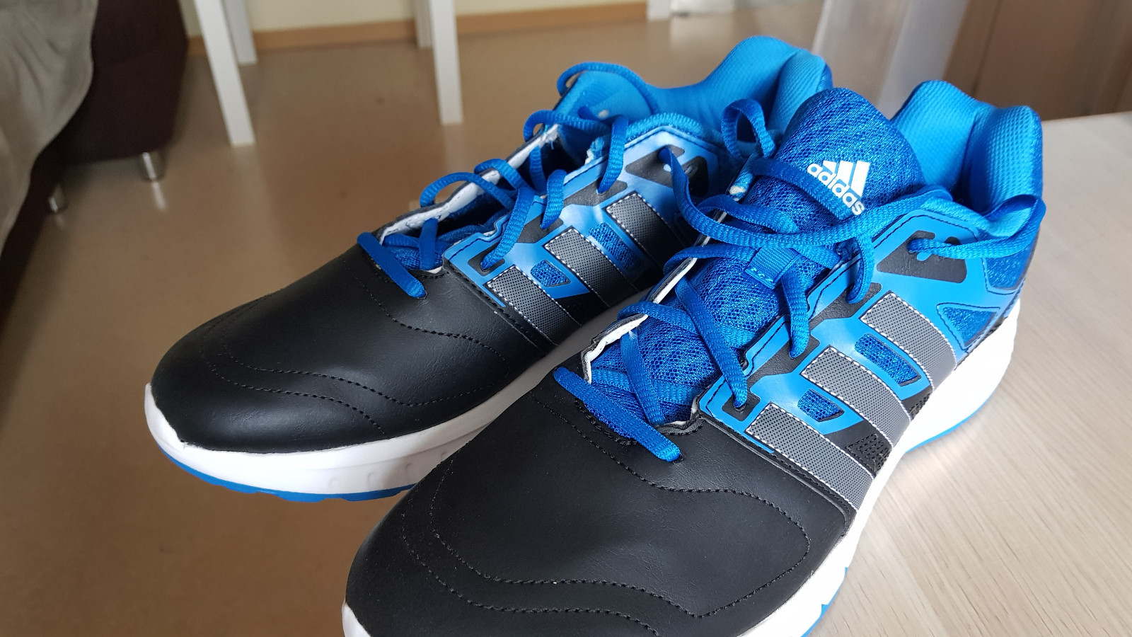 Sportschuhe Turnschuhe adidas Größe 46 NEU UNBENUTZT blau Sportschuhe Turnschuhe adidas Größe 46 NEU UNBENUTZT blau