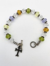Pulsera Sunwest de plata de ley multicolor con cuentas de cristal con dije de cruz