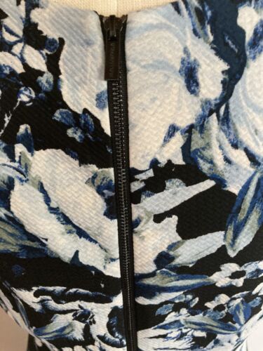 Karl Lagerfeld Paris kurzärmliges geblümtes Kleid Gr. 8 blau/weiß mittellang neu ohne Etikett - Bild 4 von 7