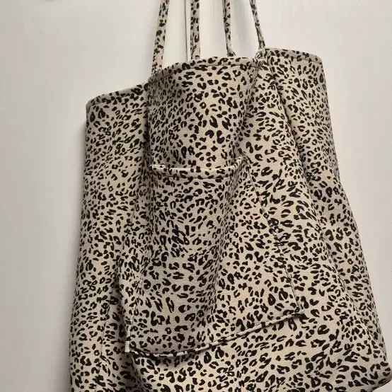 Leopard Pattern Tote Bag - Stylish & Spacious - image 1