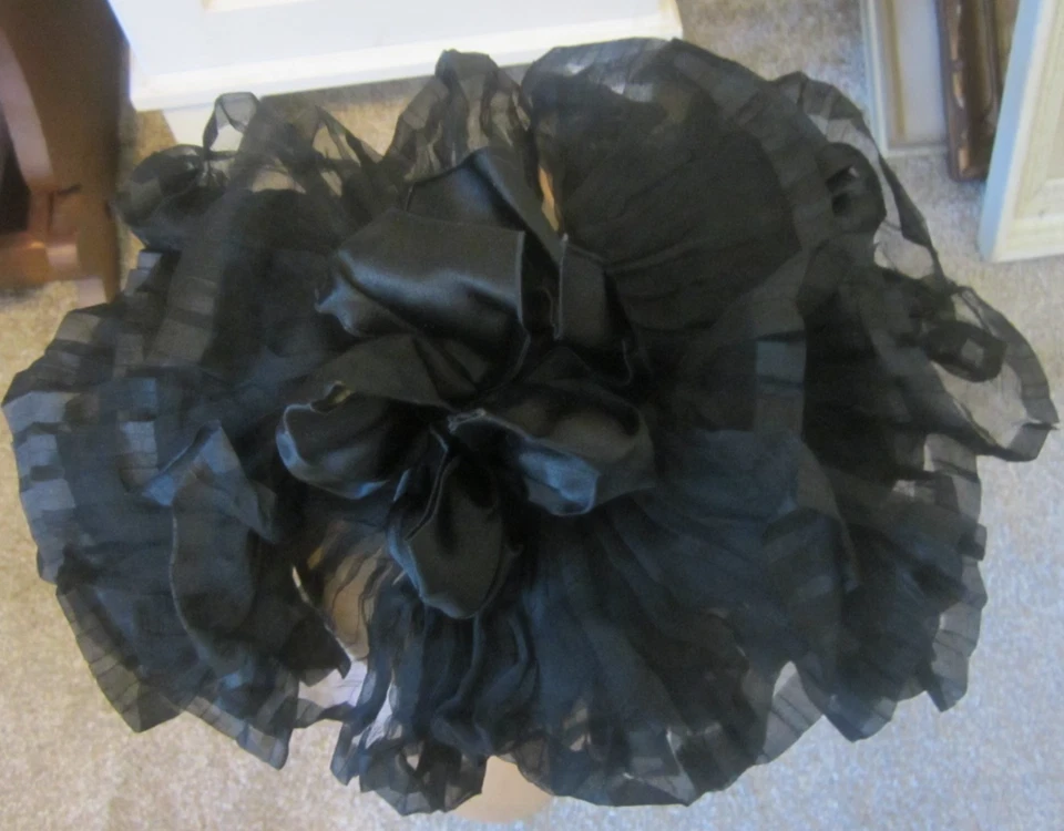 Antiguo gorro funerario Les Modes Parisienne 1871 con volantes 100 % seda Foto 4 de 4