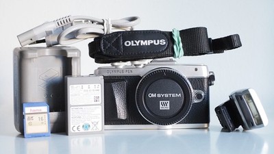 Olympus PEN-E PL7, Body, 3502 Klicks, SCHWARZ-SILBER, MFT Micro Four Thirds