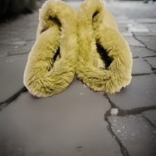 Dearfoams Women  s Slippers Size 7-8 M Beige Plush Machine Washable Indoor