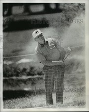 1976 Press Photo Golfer Billy Casper chips out of Sand in Tournament #17 Hole