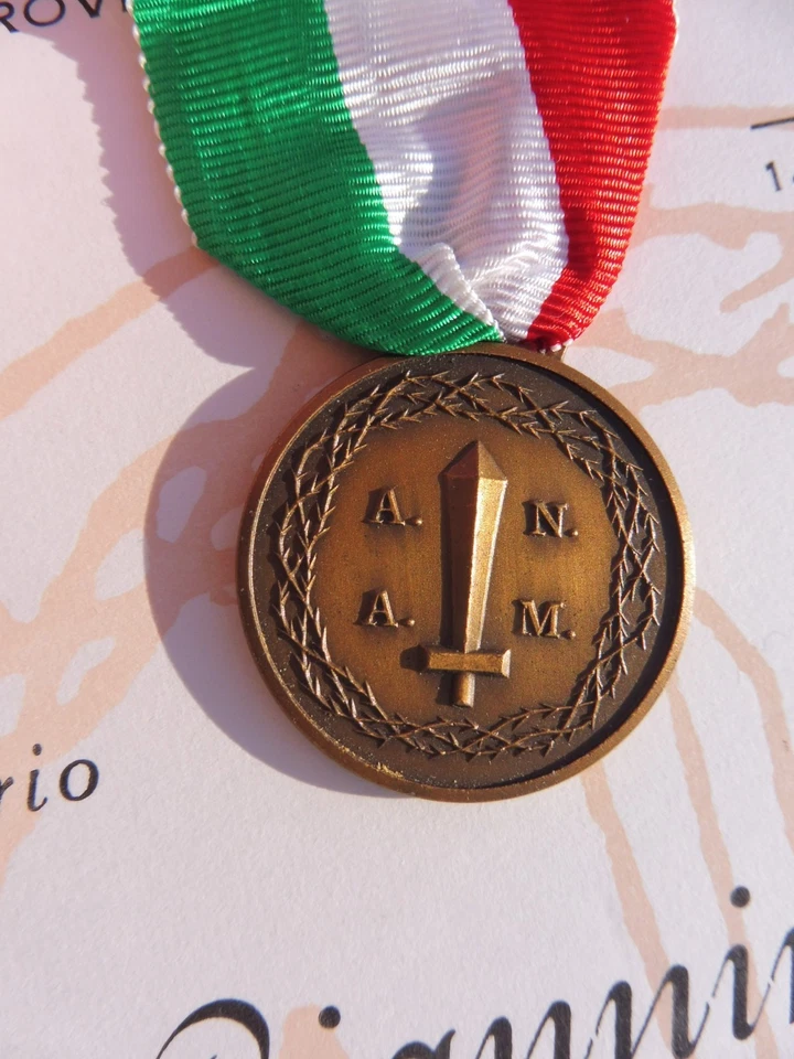DIPLOMA ASSOCIAZIONE ARMA MILIZIA E MEDAGLIA BENEMERENZA LEGIONARIO MVSN WW2 - Immagine 2 di 4