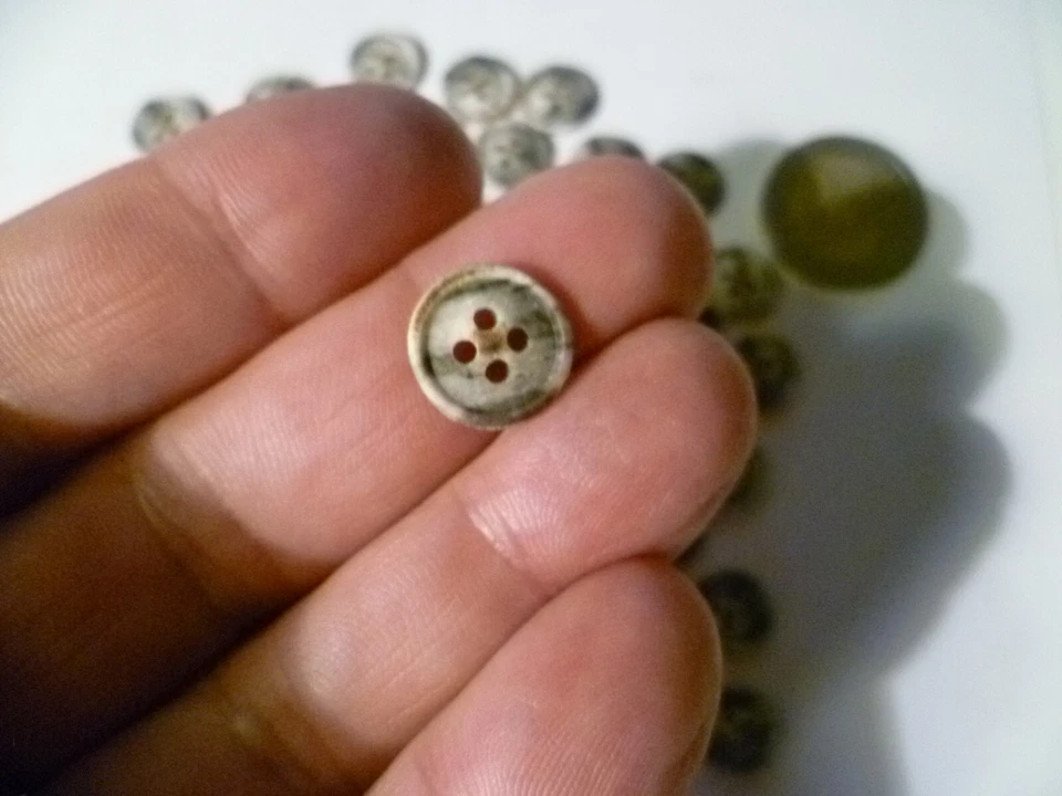 80 bottoni resina 4 fori camicia camicetta diametro 1,1 cm grigio sfumato corno - Immagine 3 di 4