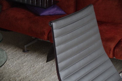 Vitra Charles Eames EA 124 Aluminium Lounge Chair mit Hocker EA 125 - Bild 3 von 12