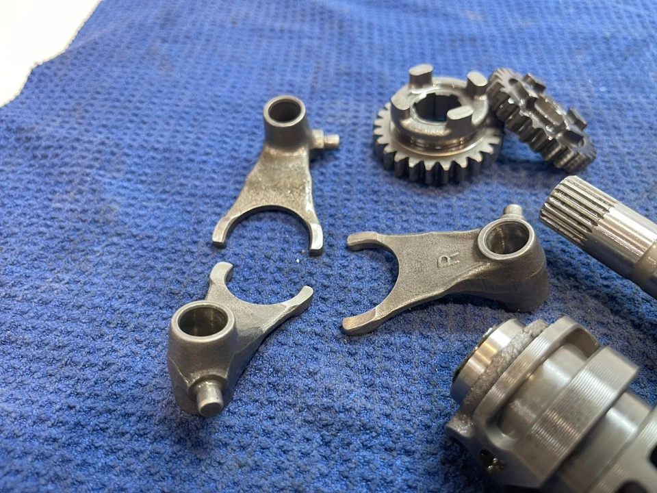 Honda CR85R CR85RB 2006 transmisión de motor fabricante original conjunto Tranny 23211-GBF-830 Foto 2 de 4