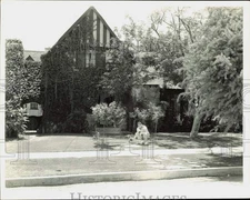 1934 Press Photo Stage And Film Actor George Brent In Front Of Beautiful Home