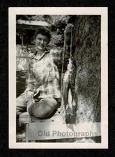 HAPPY WOMAN FISHERMAN PANFISH STRINGER OLD/VINTAGE PHOTO SNAPSHOT- N94