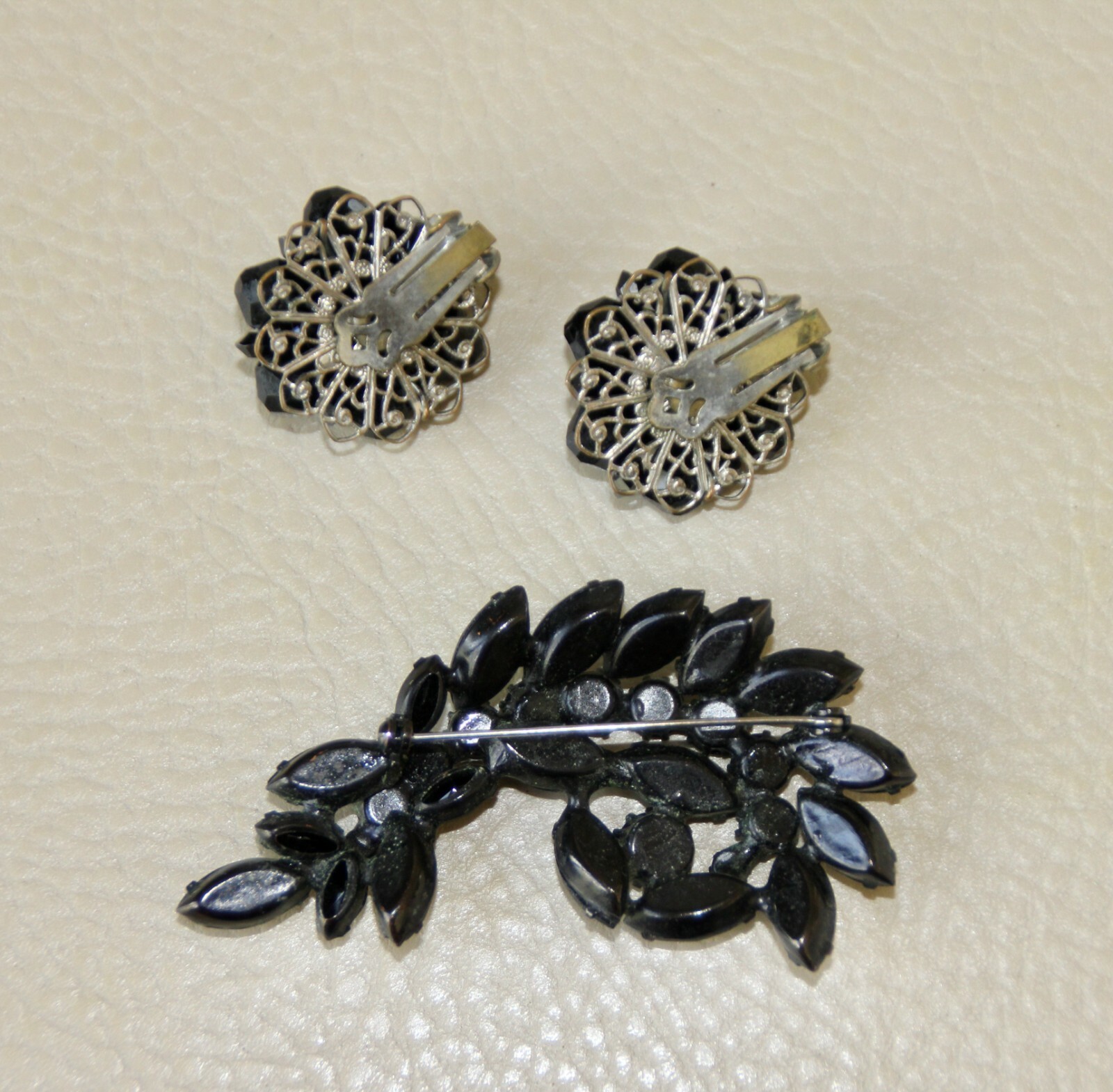 1940's Vintage Costume Jewelry Set, Brooch and Earings Gem