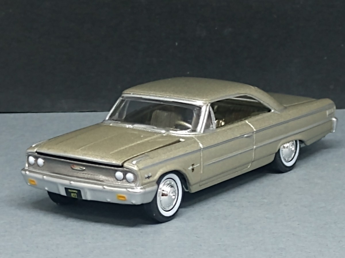 63 FORD GALAXIE 500 VINTAGE CLASSIC COLLECTIBLE DIECAST 1/64