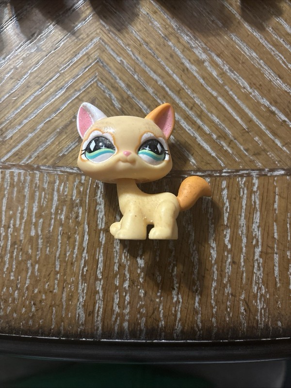 Littlest Pet Shop LPS Cat Figure, Tan with Blue Eyes, Recommended Age 3+ (4-7)