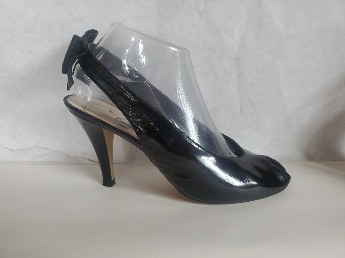Yves Saint Laurent taglia 8 5 M nero vernice tacco alto slingbacks punta aperta