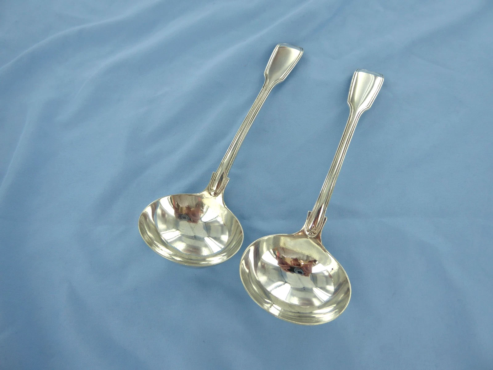 AN ANTIQUE PAIR OF STERLING SILVER, FIDDLE THREAD SAUCE LADLES, DUBLIN 1816.
Opens in a new window o