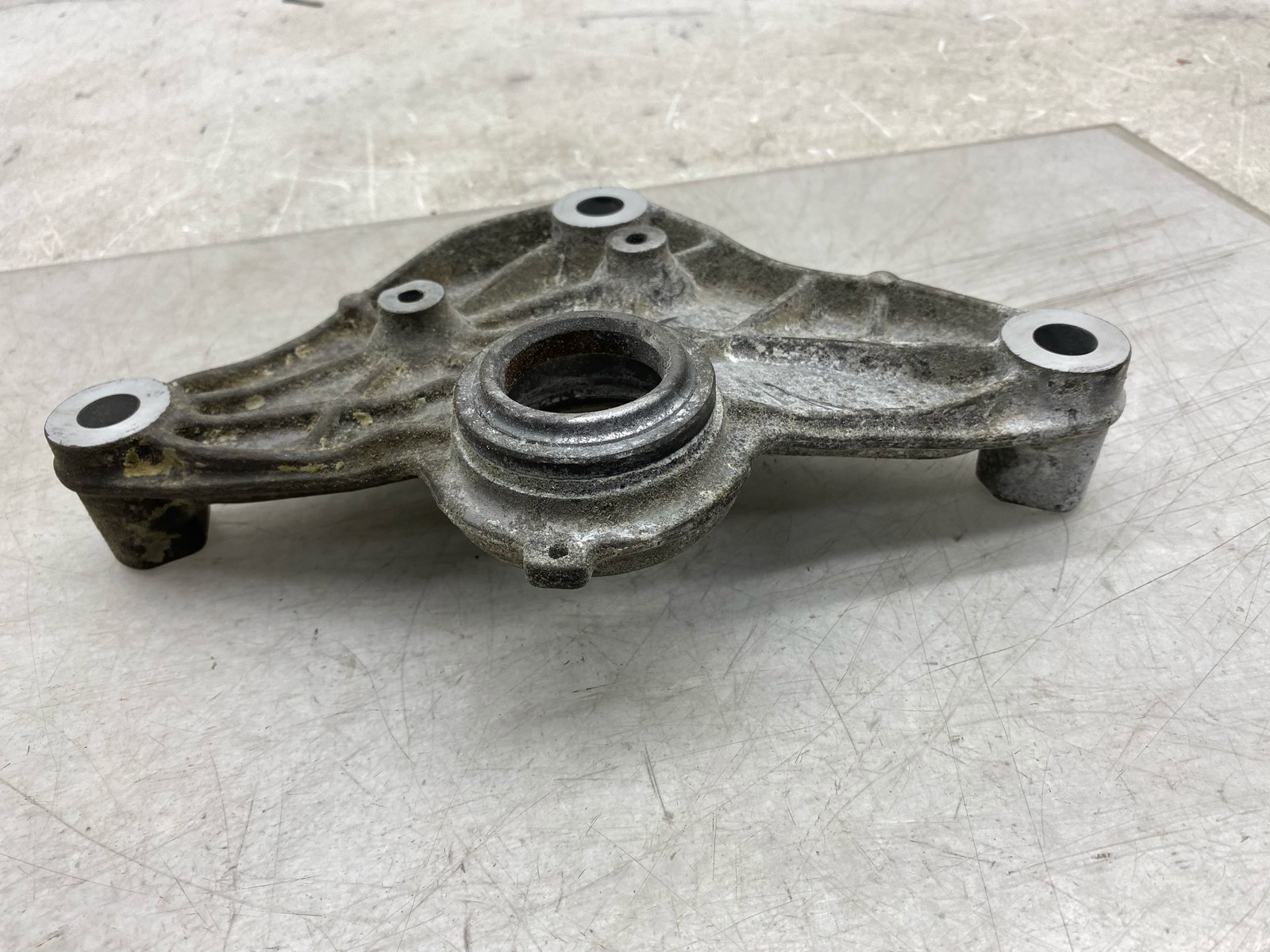2020-2025 ASTON MARTIN DBX 4.0L UPPER OIL PAN SIDE SUPPORT BRACKET 1770144100