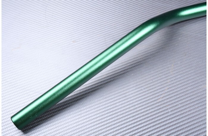 Guidon 28mm plat vert foncé pour sublimer votre scrambler