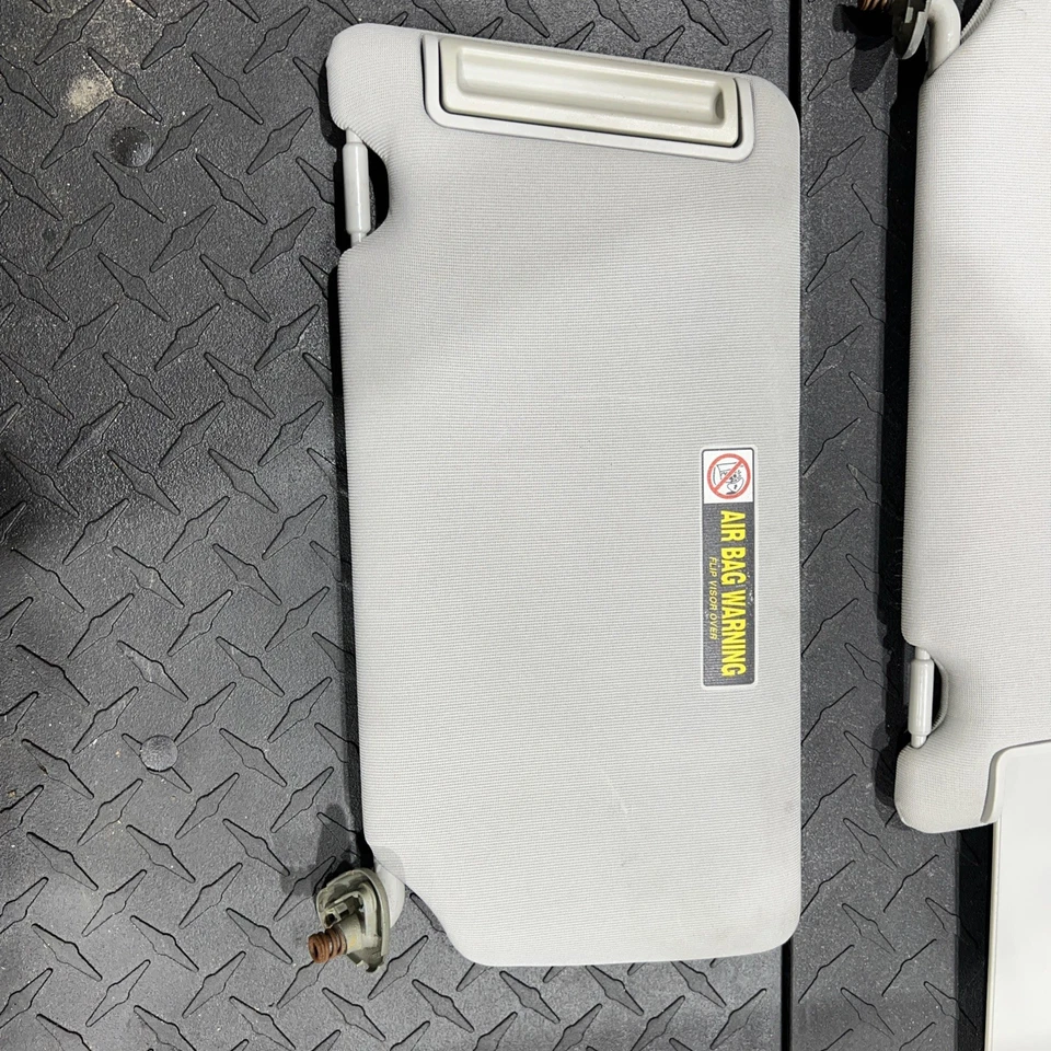 03-06 HONDA ELEMENT GRAY DRIVER & PASSENGER SUN VISOR SUNVISOR SET PAIR G10001 - Image 3 of 4