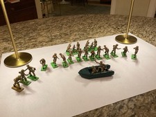 BRITAINS LTD DETAIL WWII Lot of 21 British Infantry Soldiers Assault boat/Mortar