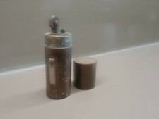 Ancien Briquet de  poilu , Ministére des Finances  8cm de haut ,  diamètre 2,2cm