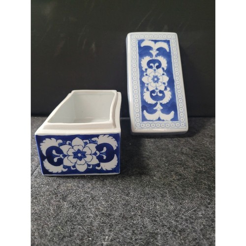Antigua caja china de porcelana azul y blanca con vides y flores - Imagen 3 de 4