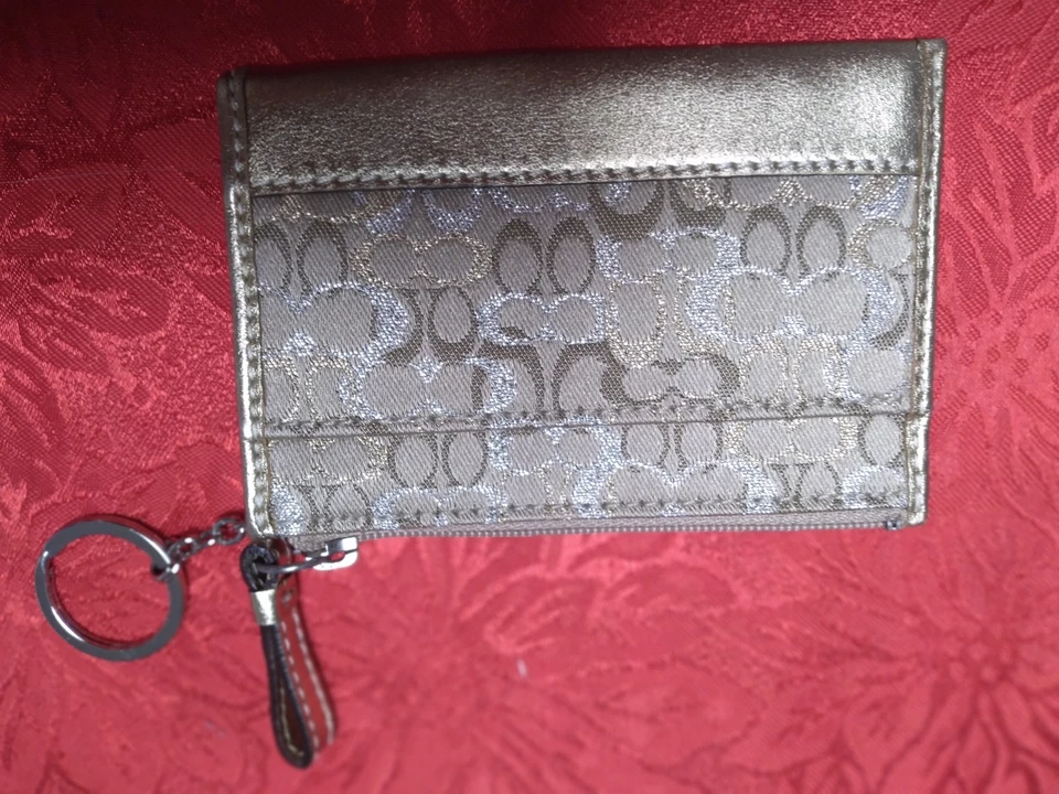 REGALO ENTRENADOR NUEVO 4 LLAVERO MONEDERO 1 TIENE FOTO CON MAQUILLAJE TALBOTS GRATIS MINI Foto 2 de 4