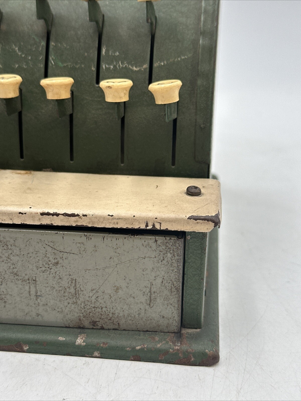 как выглядит Vntg Tom Thumb Toy Cash Register Green Metal 1950 Western Stamping Co USA Works фото