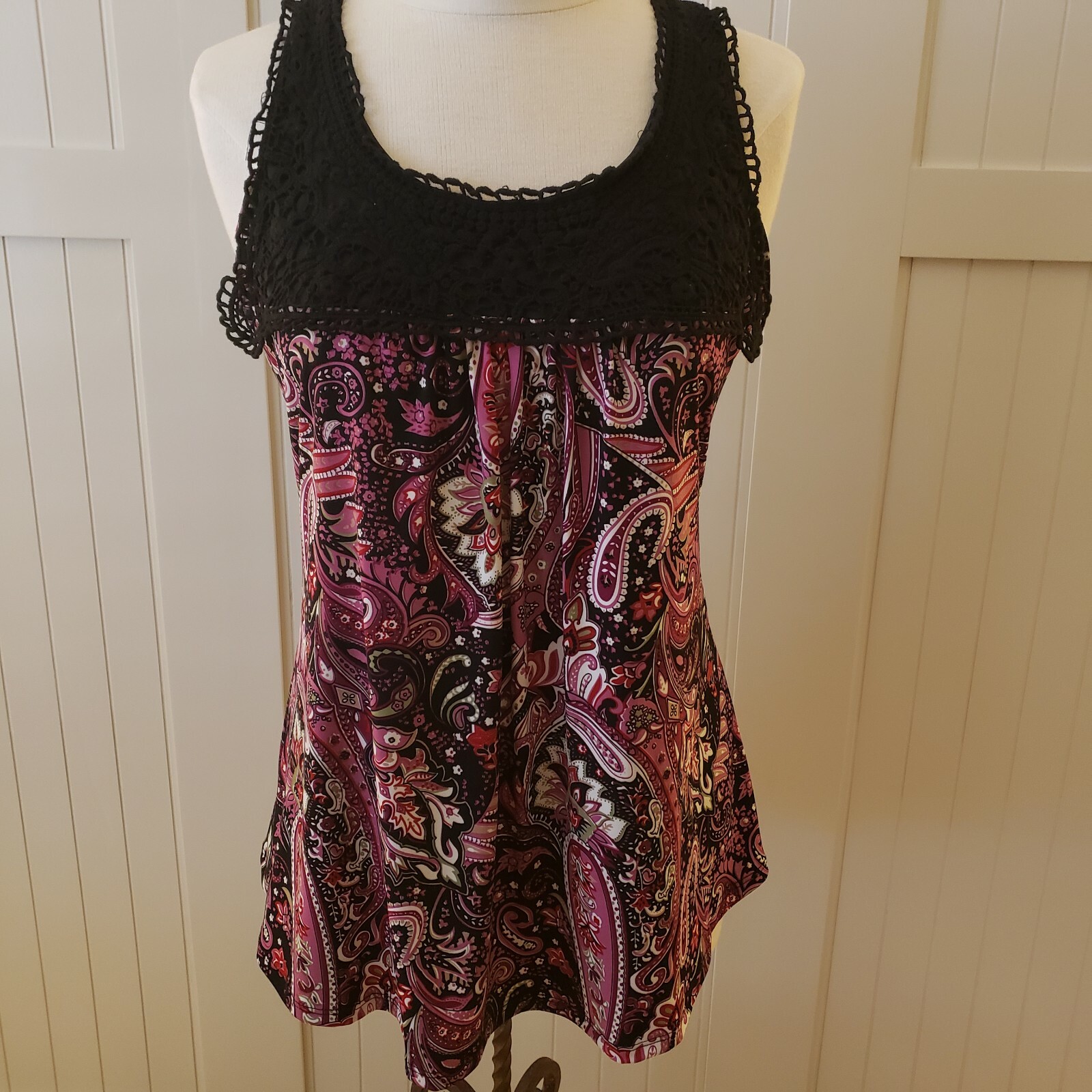 womans sleeveless polyester top large - image 1