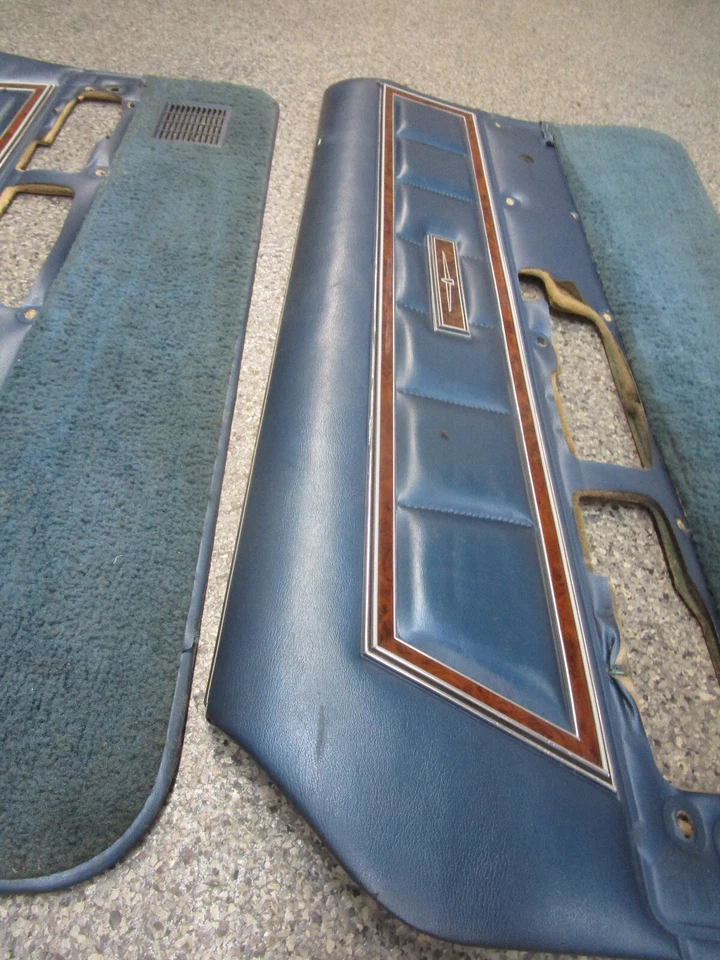 Ford Thunderbird 1977-1979 par de paneles de puerta azul Foto 2 de 4