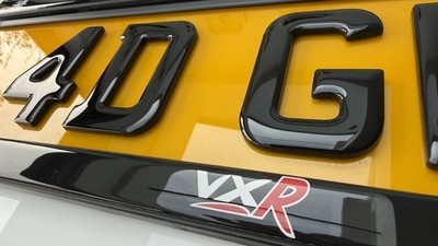 2x 4D Show Plates & 2 x VXR rot, weiß & schwarz Nummernschildhalter