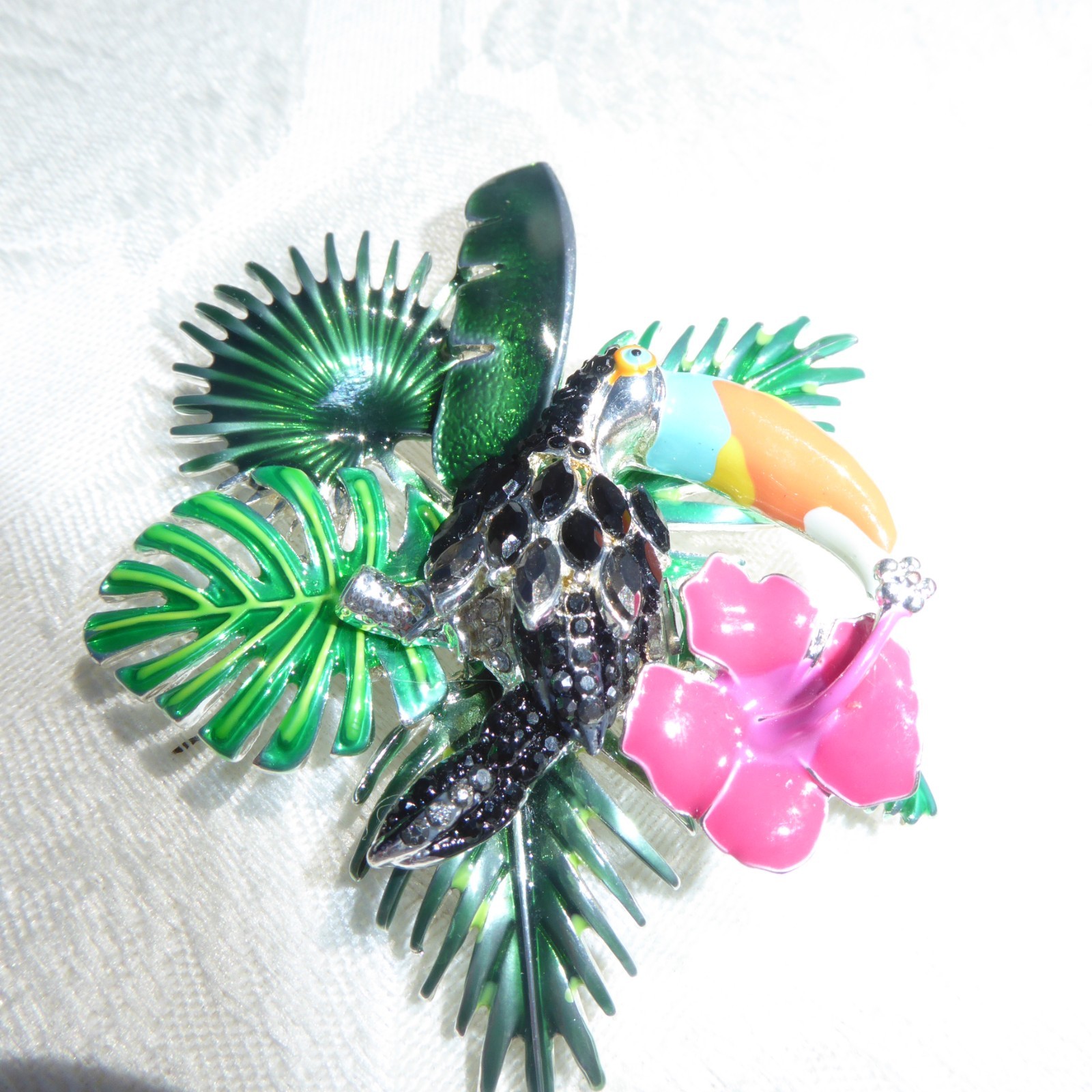 Vintage SILVER TONE ENAMEL BIRD TOUCAN EXOTIC FLOWERS FERNS BROOCH NAPIER WOW