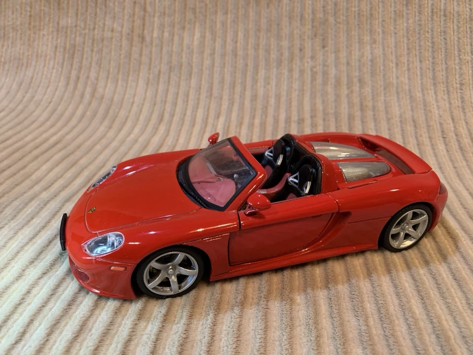 Coche modelo Porsche Carrera GT Roadster escala 1/24 Motormax:73305 rojo Foto 3 de 4