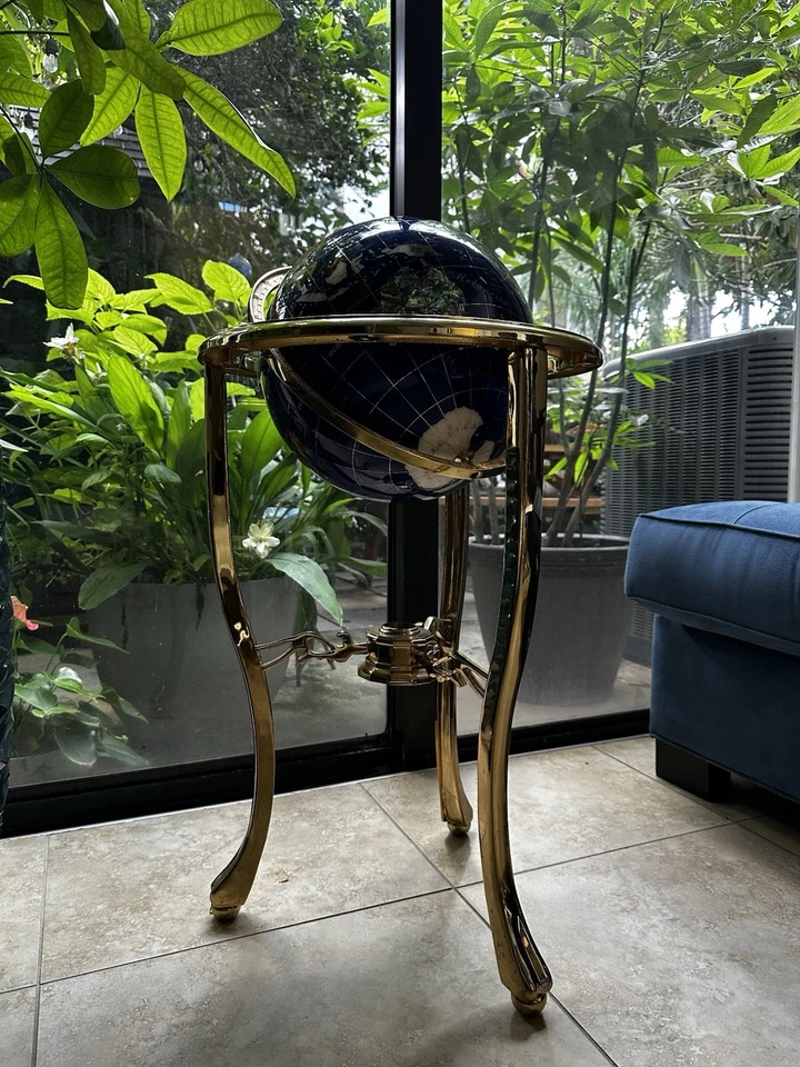 Globo de piedras preciosas decorativas con soporte de oro y brújula. Coleccionable de lujo. Foto 2 de 4