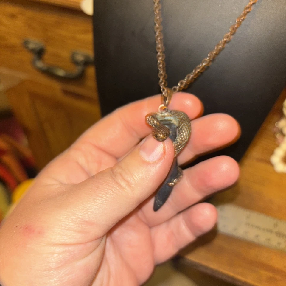 Collar colgante de cristal de serpiente de ónix negro Foto 4 de 4