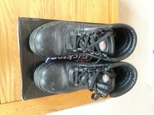 Dickies Safety Boots. Cheap safety boots. Black comfortable safety boots. 