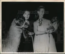1970 Press Photo Mrs. Dudley Sharp & Mrs. David Lowe with llama & leopard cub.