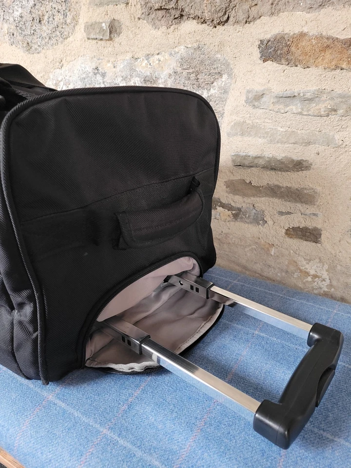 Antler Hold-all Black Small Overnight Bag with 2 Wheels & Handle Travel Duffle — 第 3/4 张图片