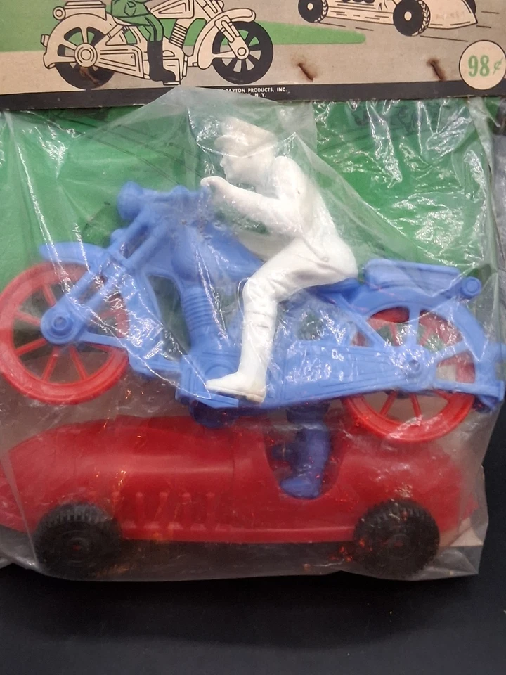 Vintage 1960 Payton Products Motocicleta de Plástico com Piloto e Carro de Corrida com Motorista NOS - Imagem 2 de 4