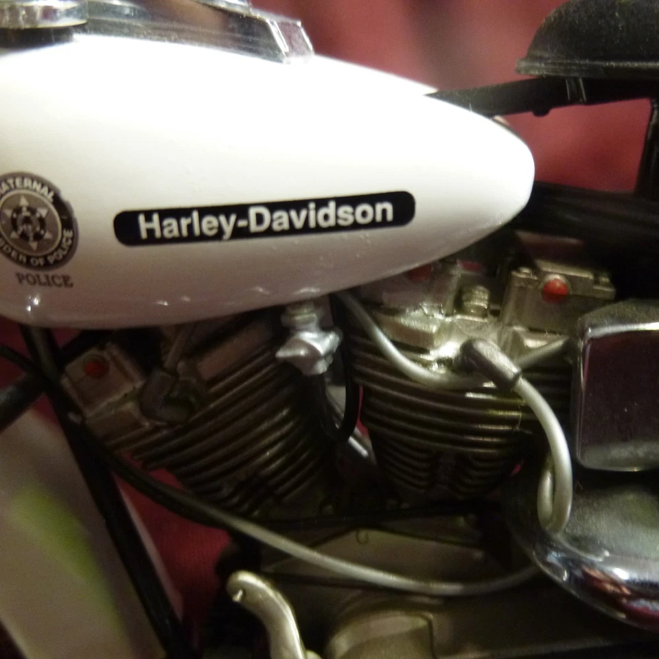 Franklin Mint 21 Harley-Davidson 1976 Electra Glide Police Motorcycle 1:10 scale - Image 4 of 4