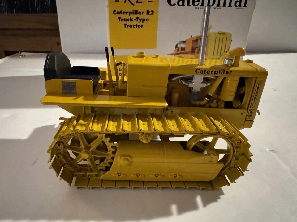 SpecCast 1:16 scale Caterpillar R2 Track-Type Tractor w/Box - Image 3 of 4