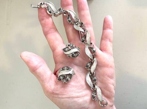 Vintage LISNER Smoke Gray Rhinestone Silver Tone Leaf Bracelet and Earrings - Picture 2 of 8