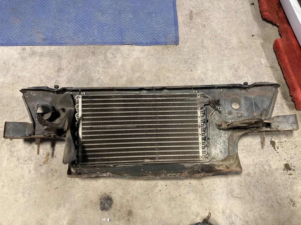 Radiador delantero con marco de condensador de aire acondicionado Cadillac Seville 1976-1979 OEM #1836M Foto 2 de 4
