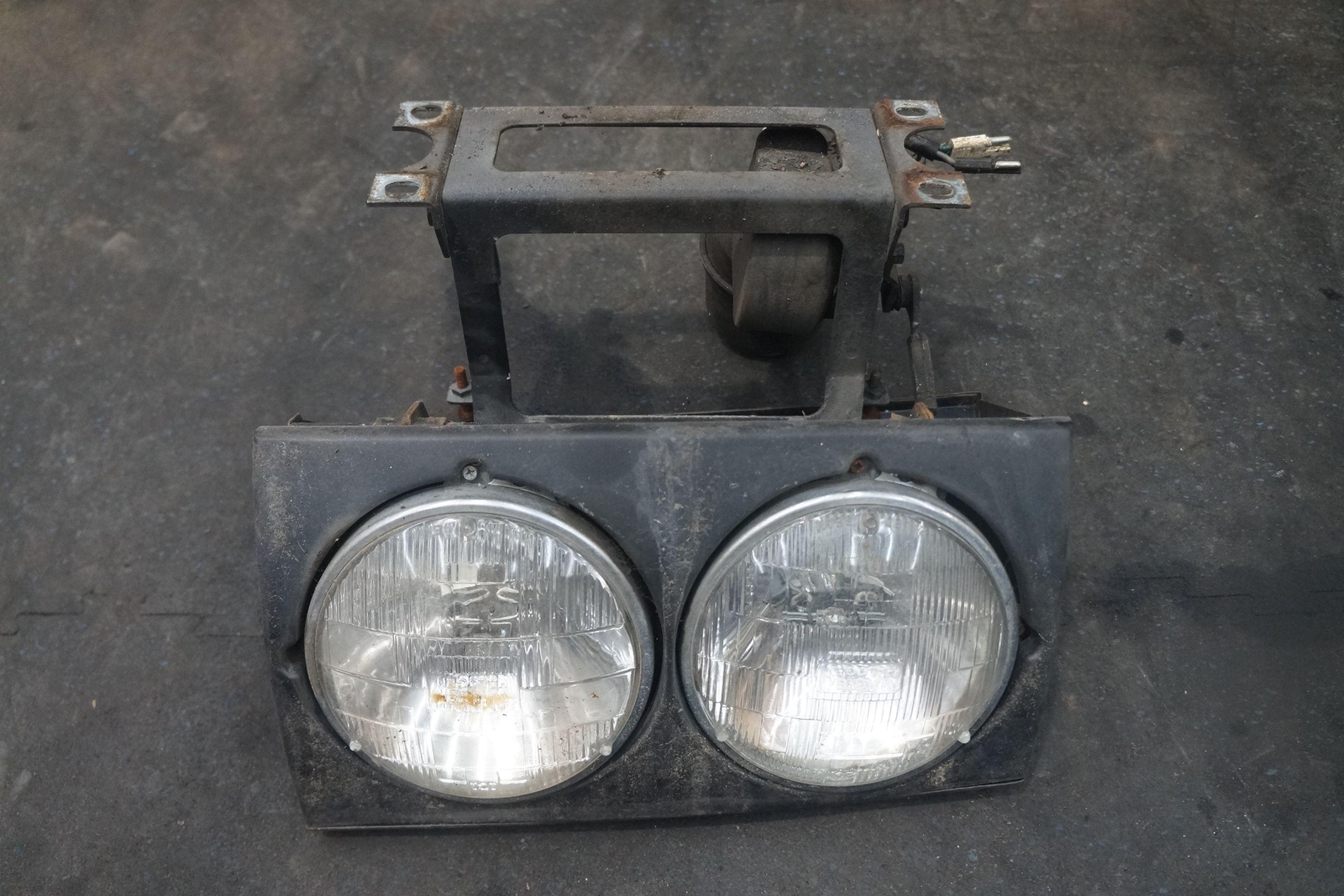 Front Right Headlight Headlamp Motor Housing 60526100 OEM Ferrari Mondial 1982