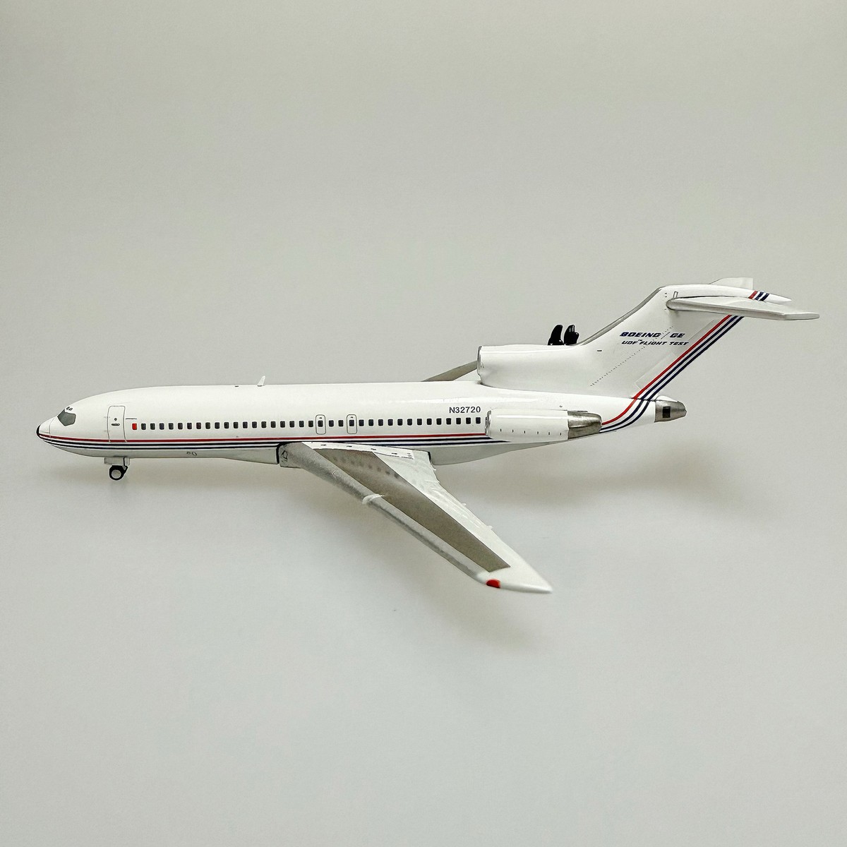 航空機・ヘリコプター JC Wings 1:400 B727-100 N32720 1:400 JC Wings B727-100 N32720 White with Striped Livery