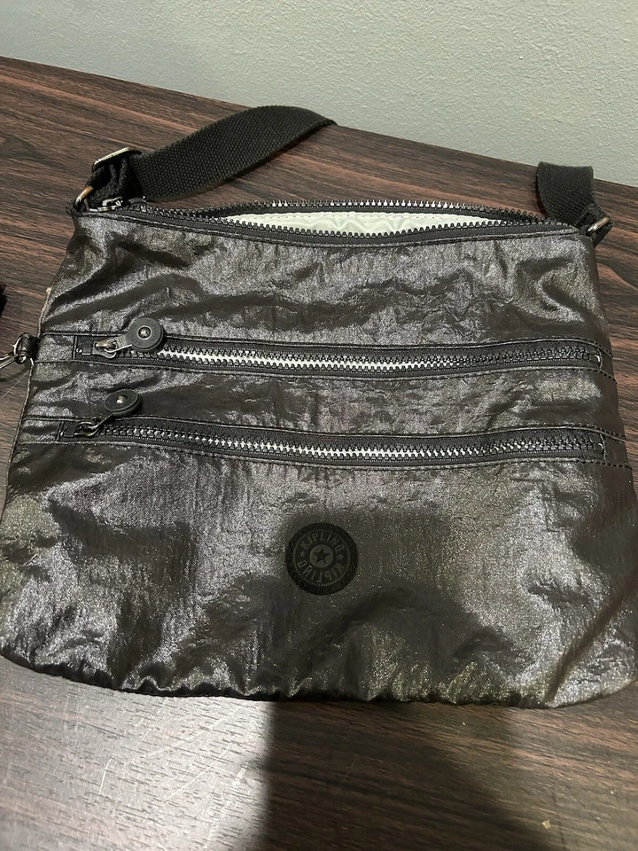 Bolso Bandolera Kipling Cartera Nylon Metálico Plateado - Interior Gris Patrón Corazón Foto 3 de 4