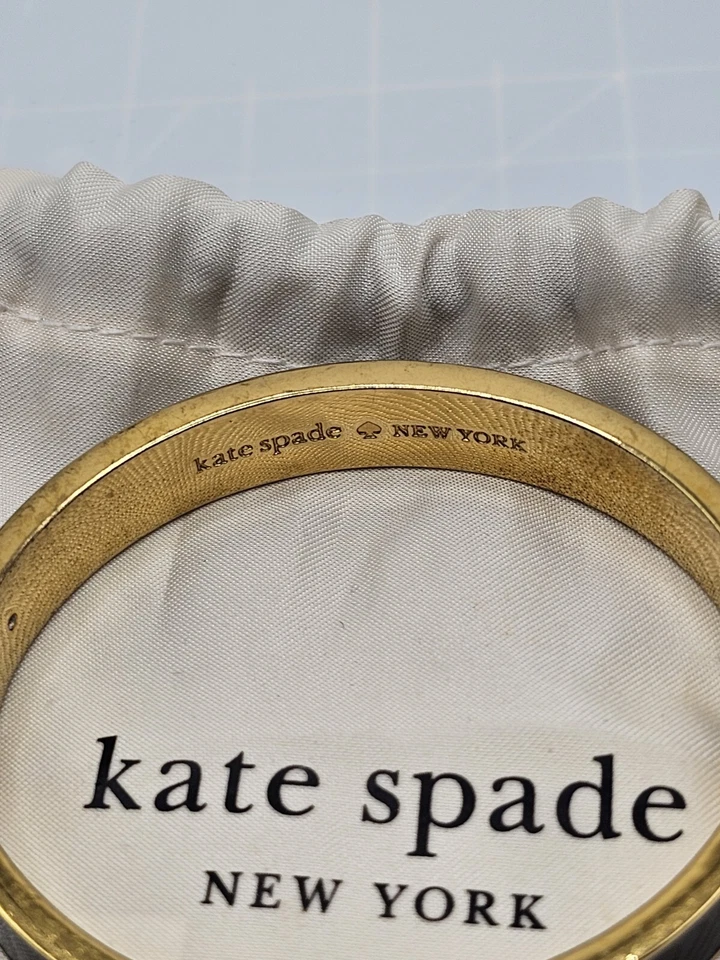 Pulseira Kate Spade Nova York furo punção pá pulseira preta 6,75" bolsa assinada - Imagem 3 de 4