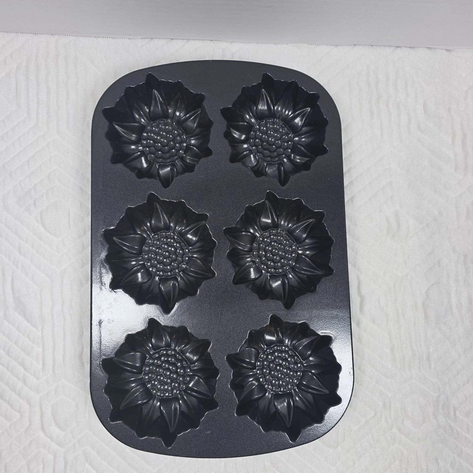 Nordic Ware Sunflower Muffin Pan 6 Cakes Heavy Weight.
