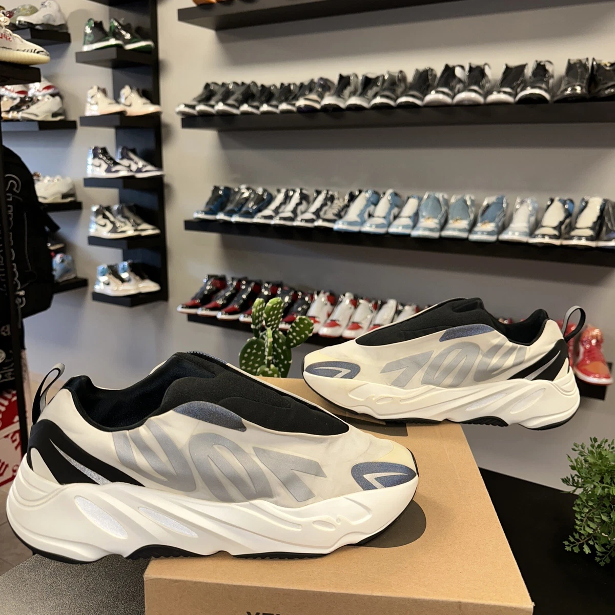 adidas Yeezy Boost 700 MNVN Laceless Analog IG4798